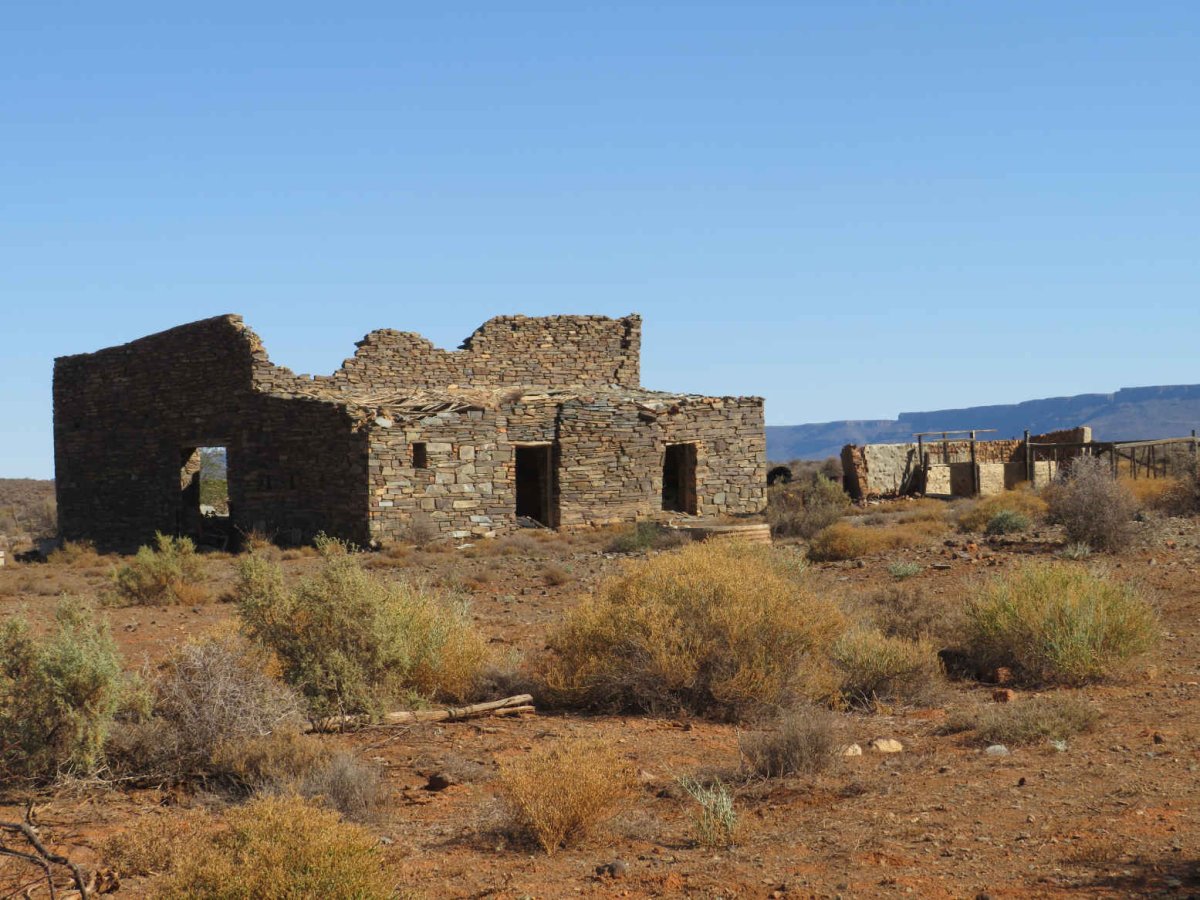 3. Ou gebou naby grafte  / Old building close to cemetery