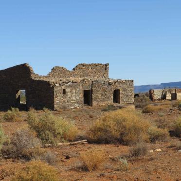3. Ou gebou naby grafte  / Old building close to cemetery