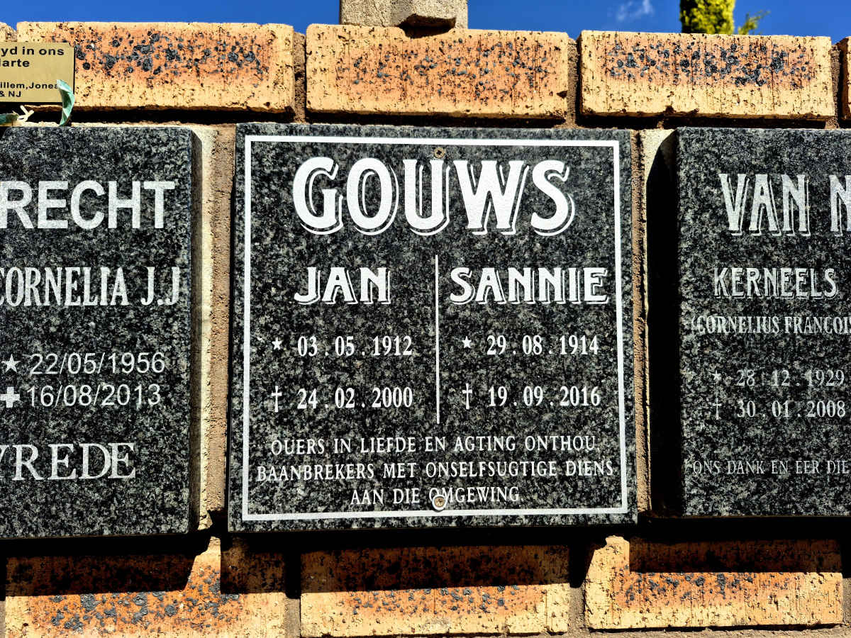 GOUWS Jan 1912-2000 & Sannie 1914-2016