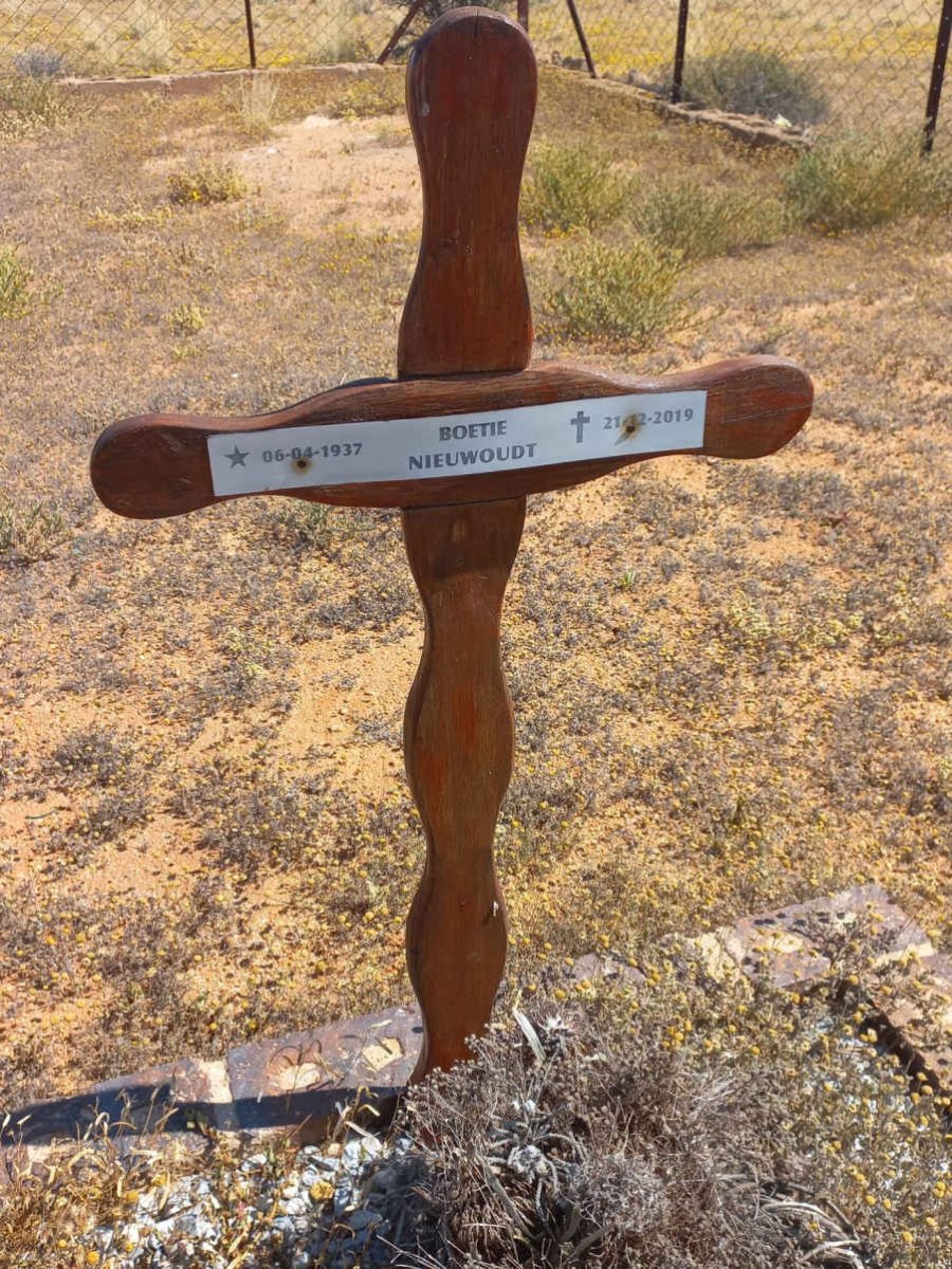 NIEUWOUDT Boetie 1937-2019