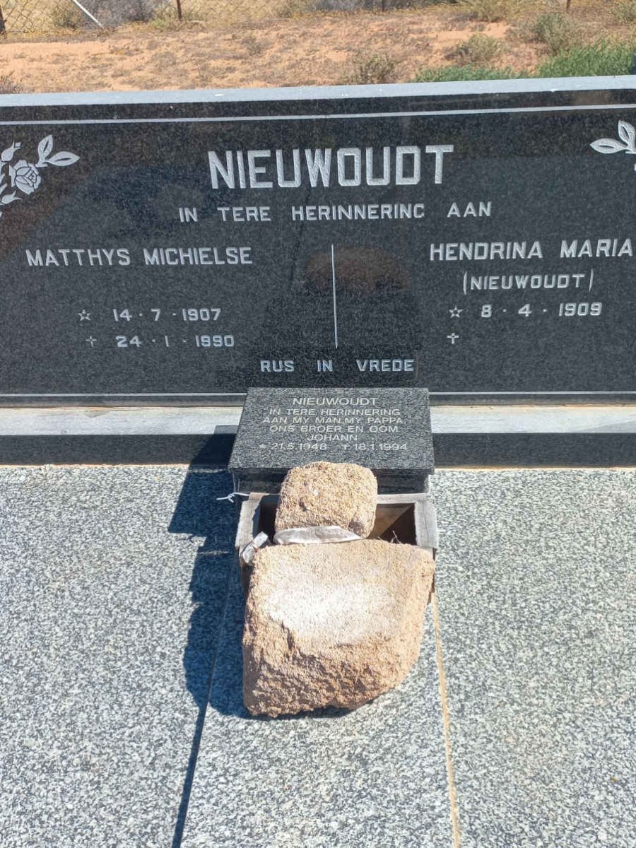 NIEUWOUDT Matthys Michielse 1907-1990 & Hendrina Maria NIEUWOUDT 1909- :: NIEUWOUDT Johann 1948-1994 _2