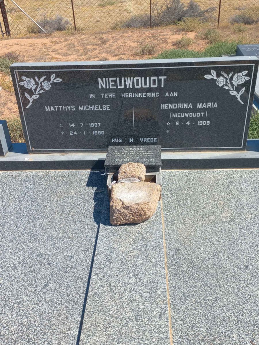 NIEUWOUDT Matthys Michielse 1907-1990 & Hendrina Maria NIEUWOUDT 1909- :: NIEUWOUDT Johann 1948-1994 _1