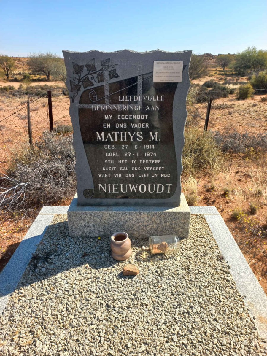 NIEUWOUDT Mathys M. 1914-1974 & Margaretha Wilhelmina 1931-2003 _1