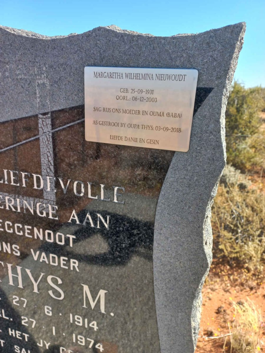 NIEUWOUDT Mathys M. 1914-1974 & Margaretha Wilhelmina 1931-2003 _2