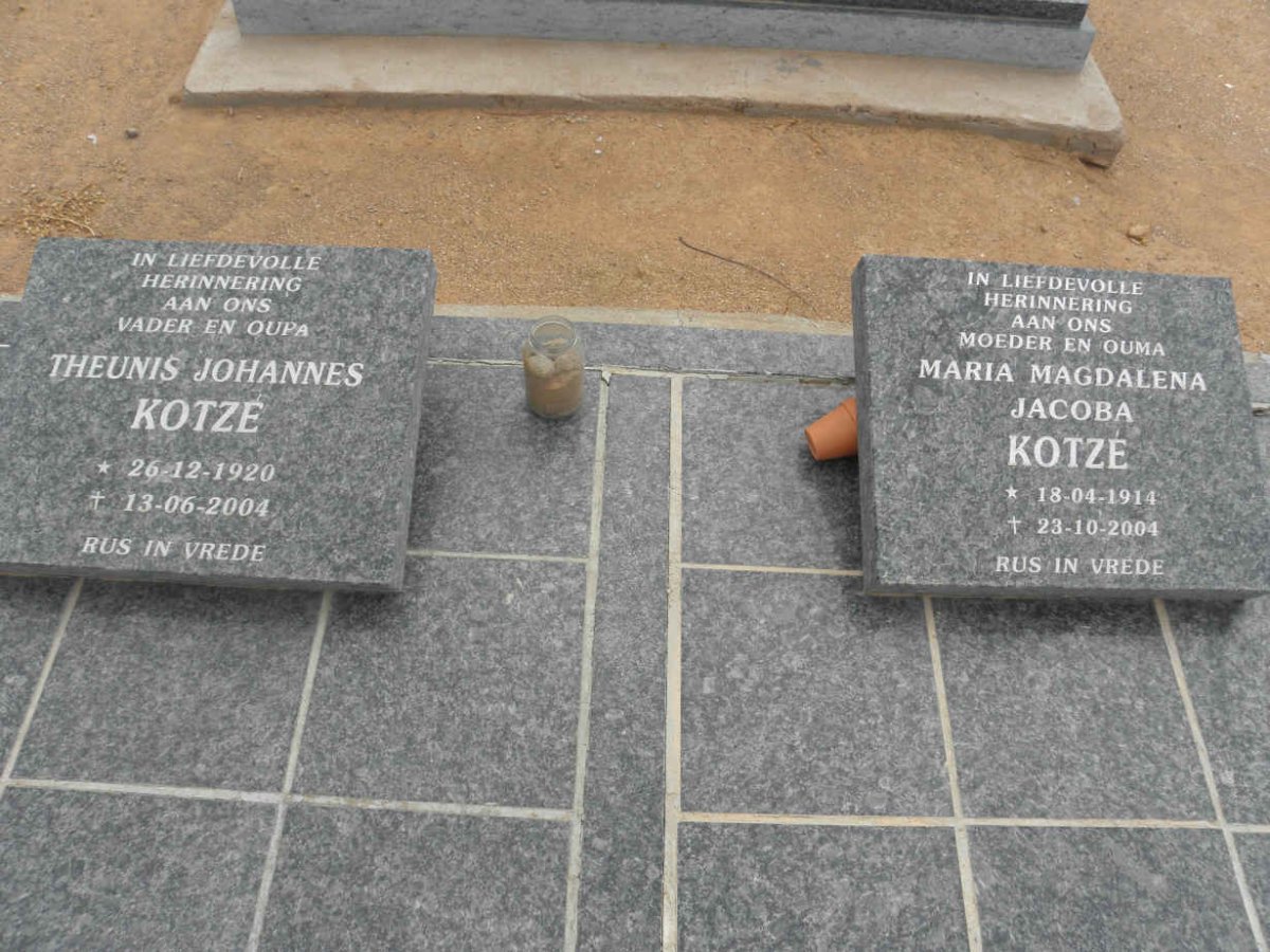 KOTZE Theunis Johannes 1920-2004 &amp; Maria Magdalena Jacoba 1914-2004